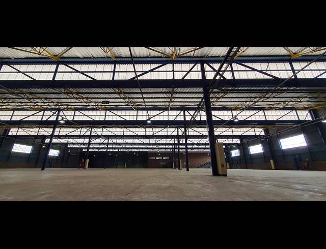 4,616M² WAREHOUSE TO LET IN CLAYVILLE